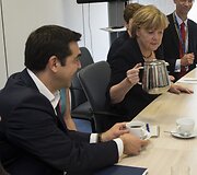 Liepos 7 diena. Angela Merkel per susitikimą pilstė kavą Graikijos premjerui