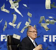 Liepos 20 diena. Per spaudos konferenciją komikas &scaron;vystelėjo banknotus į FIFA prezidentą Seppą Blatterį