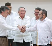 Rugsėjo 24 diena. Kuboje pasiektas galutinis taikos susitarimas tarp Kolumbijos prezidento ir FARC mai&scaron;tininkų grupuotės vado