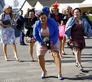 Moterys kvailioja per žirgų lenktynes Didžiojoje Britanijoje