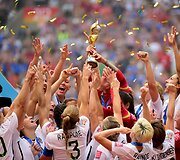 FIFA moterų pasaulio futbolo čempionių titulą pelniusi JAV komanda