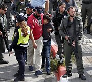 Izraelio kariai i&scaron;veda palestinietį berniuką, kuris peiliu puolė kitą karį