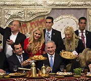 Izraelio premjeras Benjaminas Netanyahu ruo&scaron;iasi valgyti