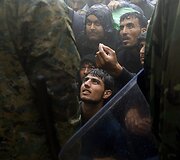 Migrantai maldauja Makedonijos karių leidimo patekti į jų &scaron;alį