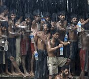 Migrantai Mianmare gaudo lietaus vandenį, naudojamą gėrimui