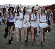 Modelis Alessandra Ambrosio su draugėmis lankosi muzikos festivalyje