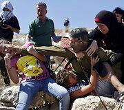 Palestiniečių grumtynės su Izraelio kariu, kuris siekia sulaikyti berniuką