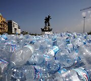 Perdirbimui surinkti vandens buteliukai Libano sostinėje Beirute