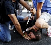 Praeiviai sulaiko peiliu ginkluotą žydą, kuris užpuolė žmones per homoseksualų eitynes Jeruzalėje