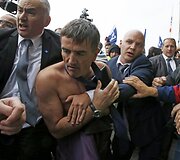 Protestuotojų i&scaron;rengtas &bdquo;Air France&ldquo; darbuotojas