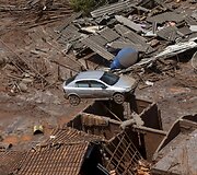 Sugriuvusios užtvankos Brazilijoje banga užne&scaron;ė automobilį ant pastato