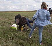 Vengrų operatorė ki&scaron;dama koją pargriauna bėgantį migrantą su sūnumi