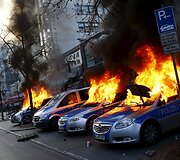 Vokiečių protestuotojų padegti policijos automobiliai