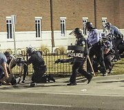 Kovo 12 diena. Misūrio valstijoje tvyrant įtampai tarp juodaodžių ir policijos, buvo pa&scaron;auti du pareigūnai
