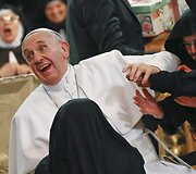Kovo 21 diena. Popiežių Neapolyje užpuolė jį pagarbinti tro&scaron;kusios vienuolės