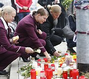 Kovo 25 diena. &bdquo;Germanwings&ldquo; darbuotojai uždega gedulo žvakutes prie būstinės Kelne