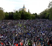 Balandžio 25 diena. Dviratininkai per akciją Budape&scaron;te