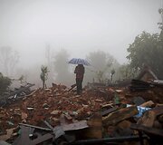 Balandžio 28 diena. Praeivis sugriautame Nepalo kaime