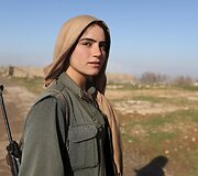 Balandžio 29 diena. Kurdų kovotoja prie&scaron; &bdquo;Islamo valstybės&ldquo; teroristus