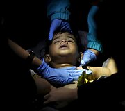 Spalio 28 diena. Gelbėtojai gaivino migrantų vaikus i&scaron; nuskendusio laivo Graikijoje