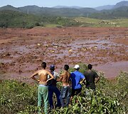 Lapkričio 5 diena. Brazilijoje sugriuvo užtvanka, užliejusi slėnį chemikalais užter&scaron;tu vandeniu
