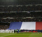 Lapkričio 21 diena.  Madrido Real ir Barselonos klubų varžybos prasidėjo Paryžiaus teroro i&scaron;puolių aukų atminimo pagerbimu