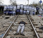 Lapkričio 29 diena. Makedonijos policija ėmė prie sienos stabdyti ekonominius migrantus