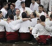 Bulgarijos ortodoksai Tundžos upėje