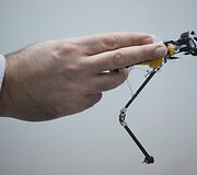 Skėrį primenantis robotas