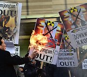 Pietų korėjiečių protestas dėl &Scaron;iaurės Korėjos bandymų pasigaminti atominę bombą