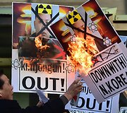 Pietų korėjiečių protestas dėl &Scaron;iaurės Korėjos bandymų pasigaminti atominę bombą