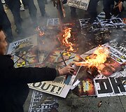 Pietų korėjiečių protestas dėl &Scaron;iaurės Korėjos bandymų pasigaminti atominę bombą