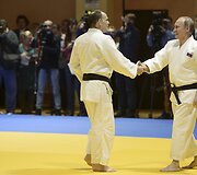 Vladimiras Putinas dziudo treniruotėje su nacionaline dziudo rinktine ir jos treneriu