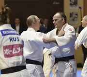 Vladimiras Putinas dziudo treniruotėje su nacionaline dziudo rinktine ir jos treneriu