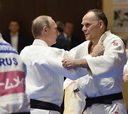 Vladimiras Putinas dziudo treniruotėje su nacionaline dziudo rinktine ir jos treneriu