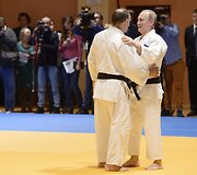 Vladimiras Putinas dziudo treniruotėje su nacionaline dziudo rinktine ir jos treneriu