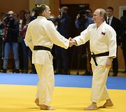 Vladimiras Putinas dziudo treniruotėje su nacionaline dziudo rinktine ir jos treneriu