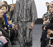 &bdquo;J.W. Anderson&ldquo; 2016 m. rudens-žiemos kolekcijos modelis