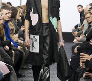 &bdquo;J.W. Anderson&ldquo; 2016 m. rudens-žiemos kolekcijos modelis