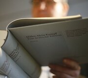 Hitlerio knyga &bdquo;Mano kova&ldquo; su istorikų komentarais Vokietijos knygynuose