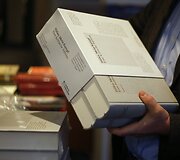 Hitlerio knyga &bdquo;Mano kova&ldquo; su istorikų komentarais Vokietijos knygynuose