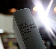 Hitlerio knyga &bdquo;Mano kova&ldquo; su istorikų komentarais Vokietijos knygynuose
