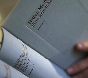 Hitlerio knyga &bdquo;Mano kova&ldquo; su istorikų komentarais Vokietijos knygynuose