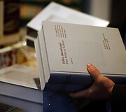 Hitlerio knyga &bdquo;Mano kova&ldquo; su istorikų komentarais Vokietijos knygynuose