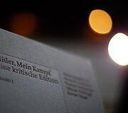 Hitlerio knyga &bdquo;Mano kova&ldquo; su istorikų komentarais Vokietijos knygynuose
