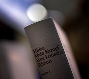 Hitlerio knyga &bdquo;Mano kova&ldquo; su istorikų komentarais Vokietijos knygynuose