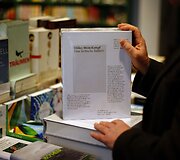 Hitlerio knyga &bdquo;Mano kova&ldquo; su istorikų komentarais Vokietijos knygynuose