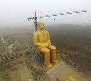 Milžini&scaron;ka Mao Dzedongo skulptūra Kinijoje