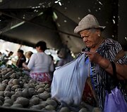 Eilės prie būtiniausių produktų Venesueloje