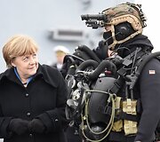 Angela Merkel su Vokietijos kariniais narais